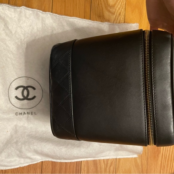 Authentic Chanel vanity case/bag in lambskin with chain - Picture 12 of 16